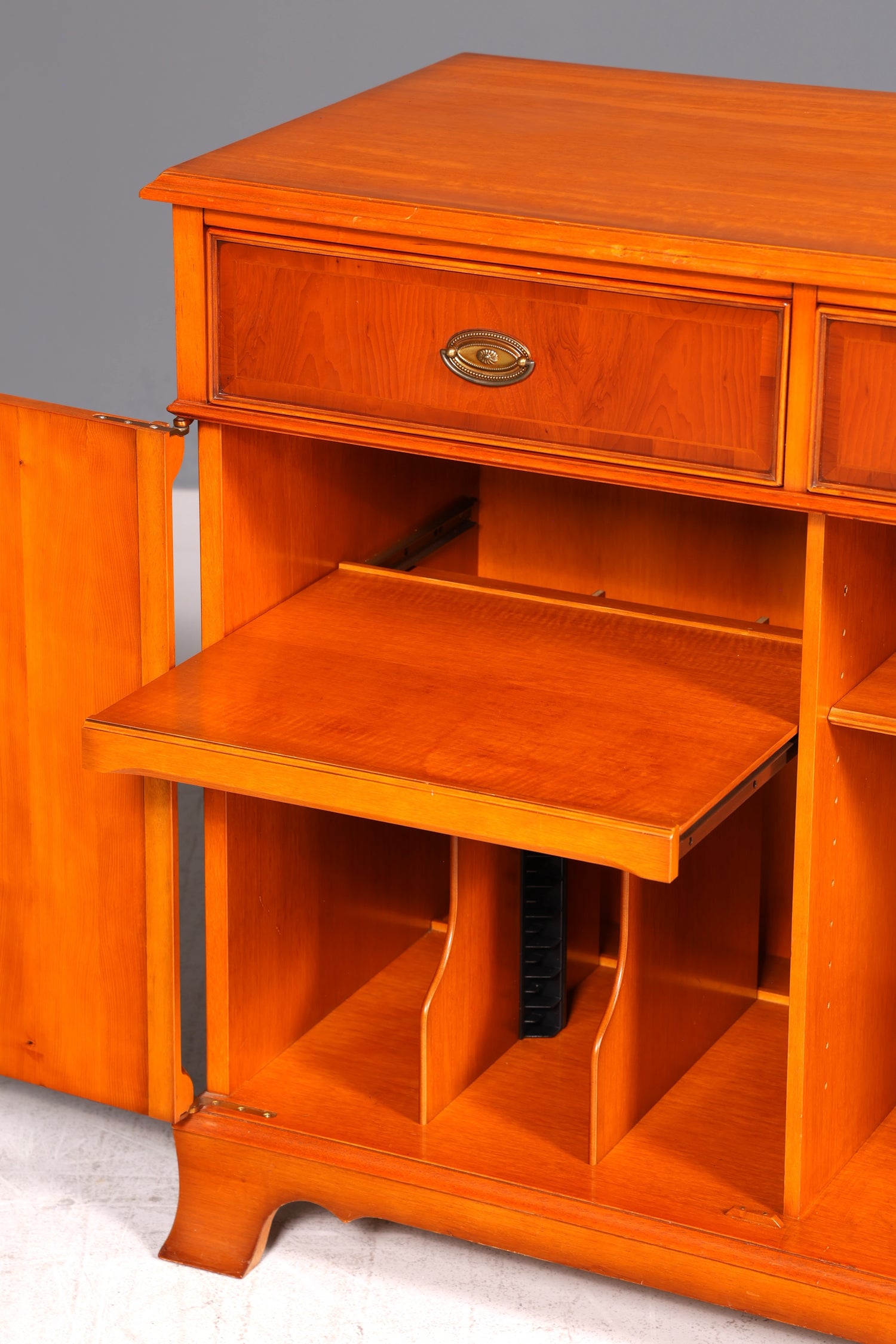 Traumhafter Original Heldense Schrank Eibe Antik Stil Kommode Sideboard Englisch England