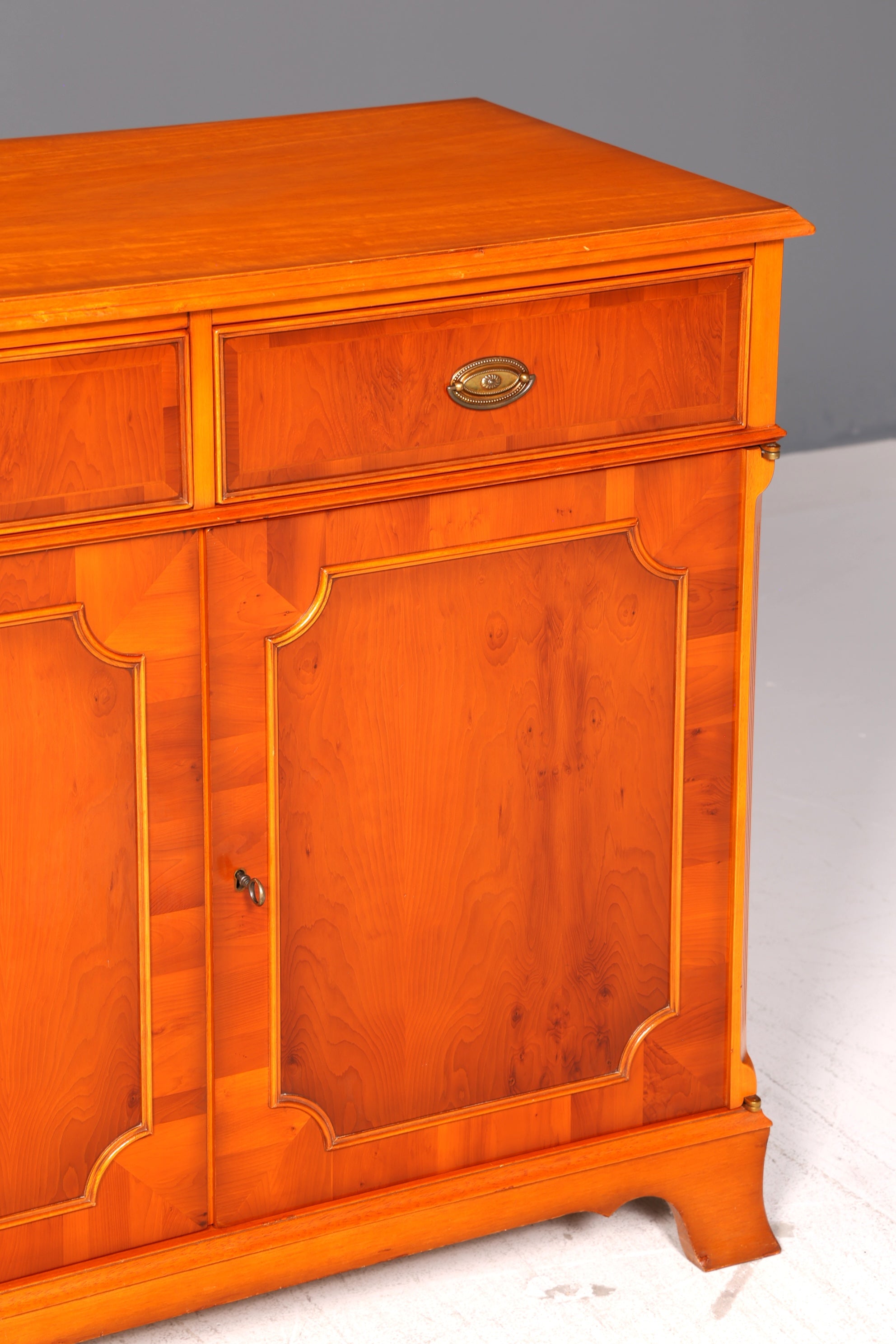 Traumhafter Original Heldense Schrank Eibe Antik Stil Kommode Sideboard Englisch England