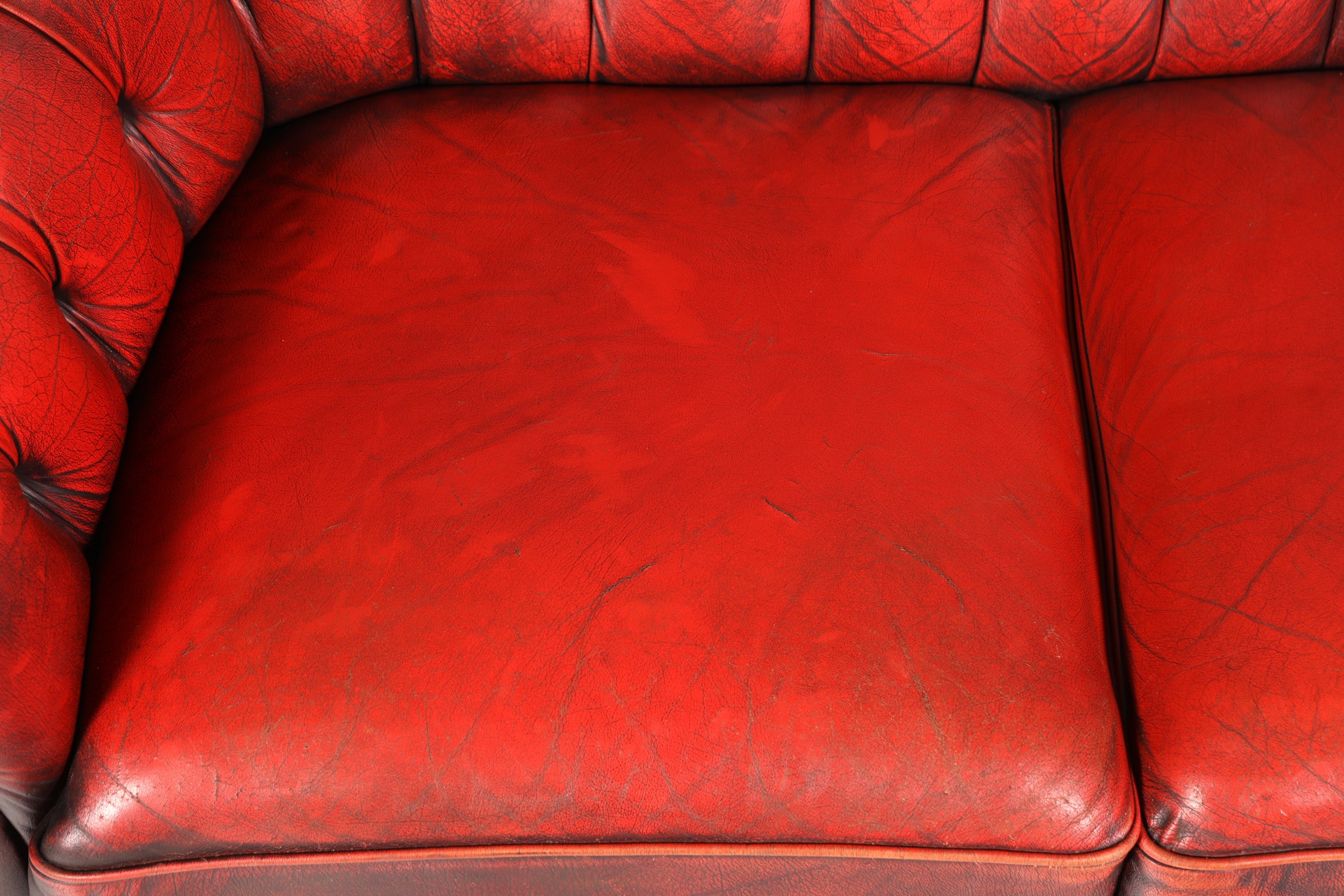 F846 Finish Wunderschönes Original Chesterfield 2er Sofa Englisch Oxblood Leder 2- Sitzer Couch