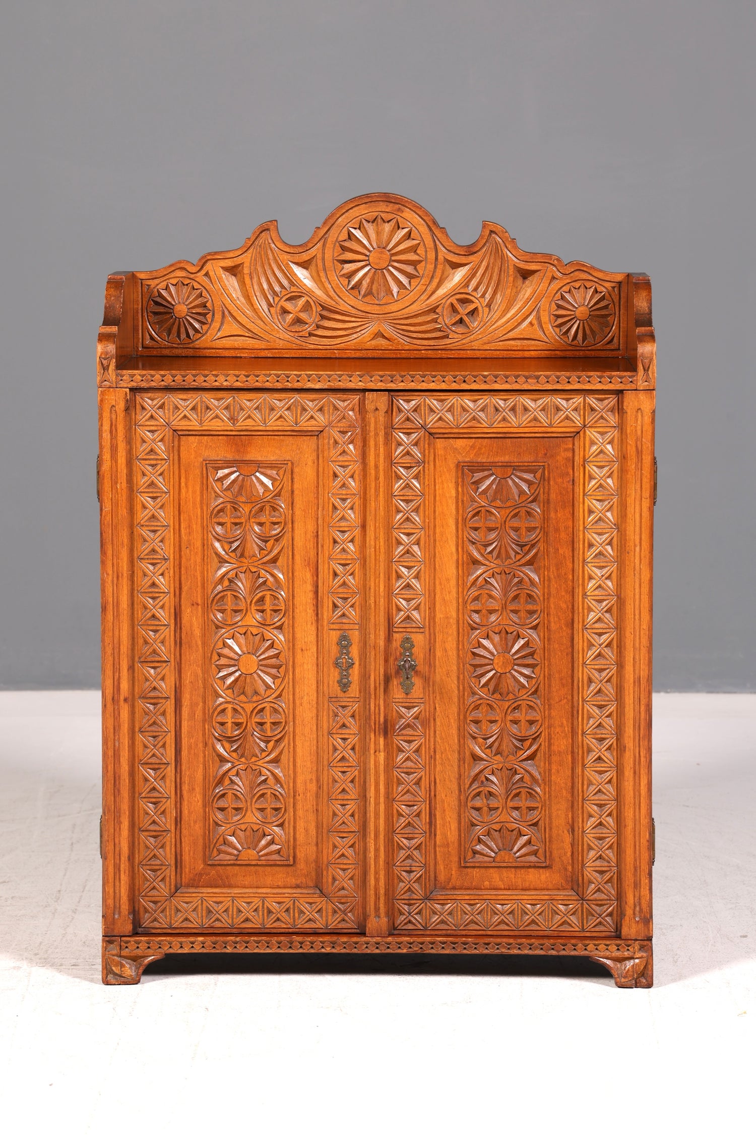 Traumhafter Antiker Schrank um 1900 Schnitzereien Massiv Holz Schränkchen Bauernschrank Vertiko Beistellschrank
