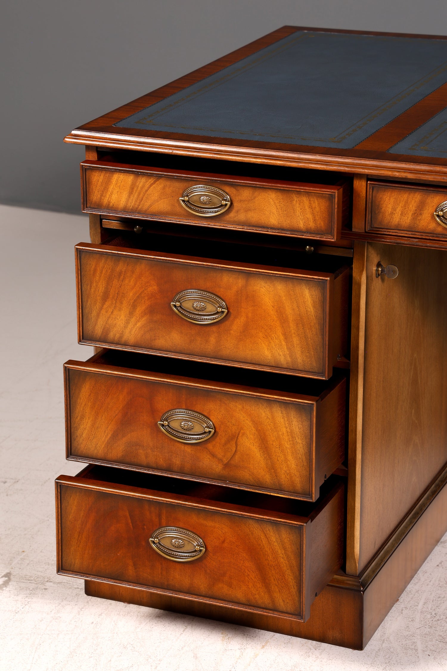 Wunderschöner Original Heldense Schreibtisch Mahagoni Echt Lederauflage Englisch Antik Stil Chefschreibtisch Partner Desk Bürotisch mit Besprechungsansatz