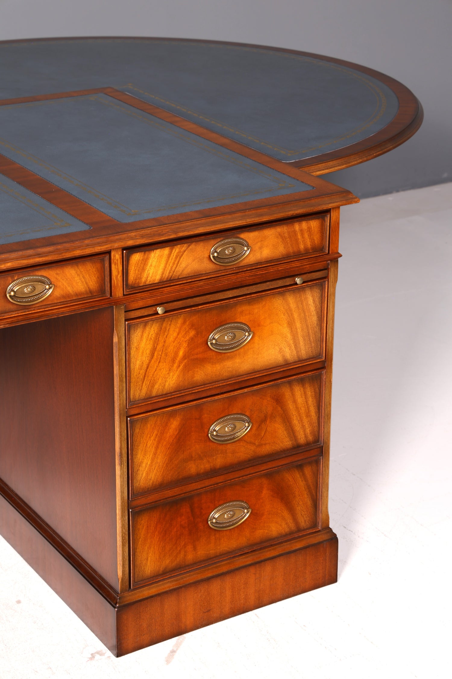 Wunderschöner Original Heldense Schreibtisch Mahagoni Echt Lederauflage Englisch Antik Stil Chefschreibtisch Partner Desk Bürotisch mit Besprechungsansatz