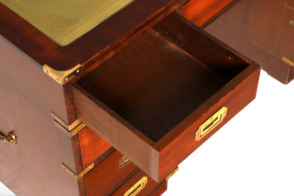Wunderschöner Maritimer Schreibtisch Englischer Military Chest Bürotisch Office Table mit echt Lederauflage