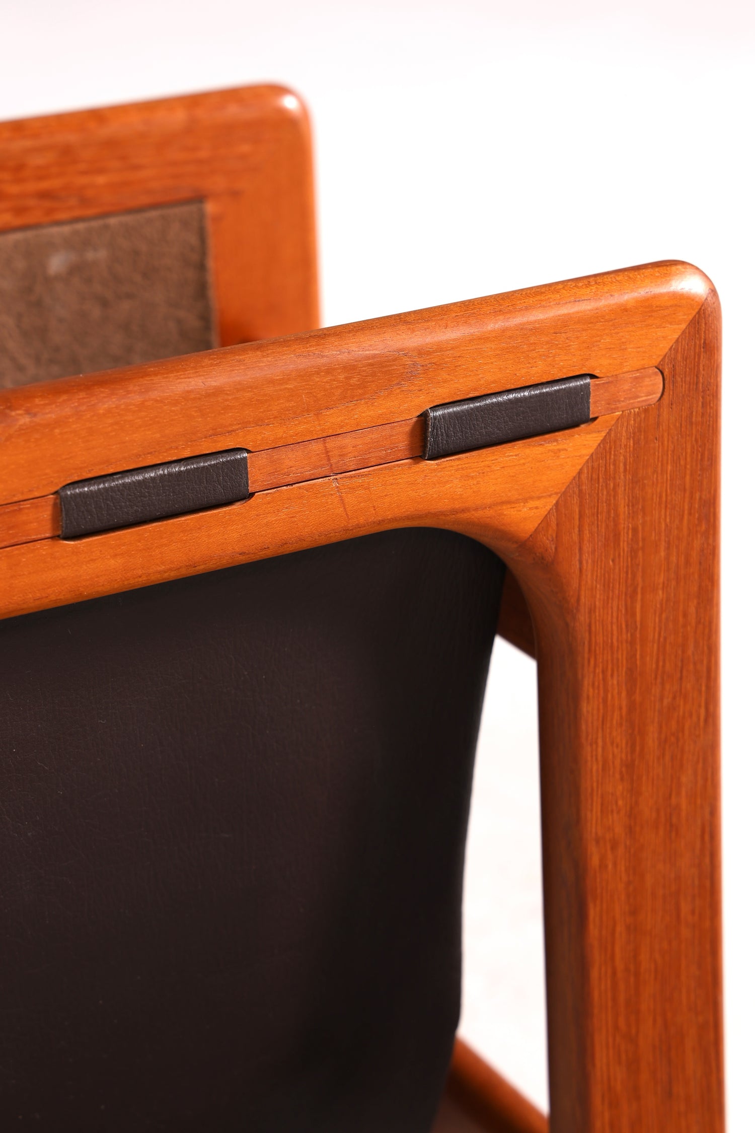 Wunderschöner Aksel Kjersgaard Zeitungsständer Mid Century Zeitschriften Ablage echt Leder Magazin Rack Teak Holz Buchablage 60s