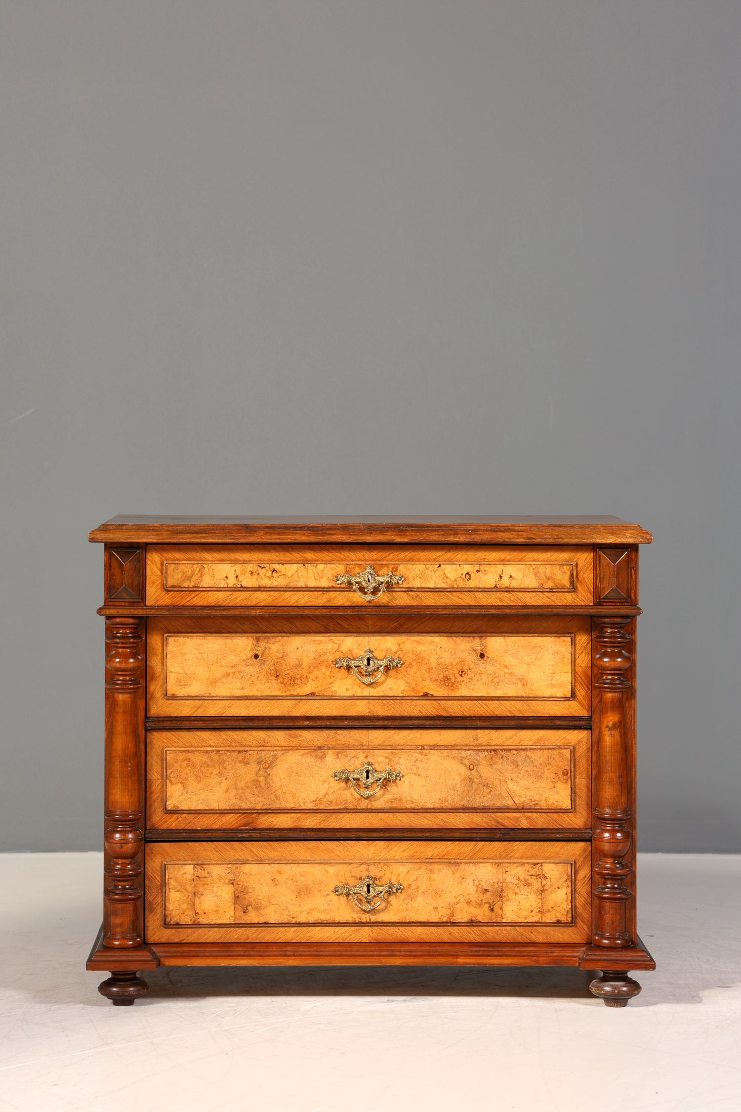 Wunderschöne Gründerzeit Kommode Louis Philippe Vertiko Nussbaum Sideboard um 1880