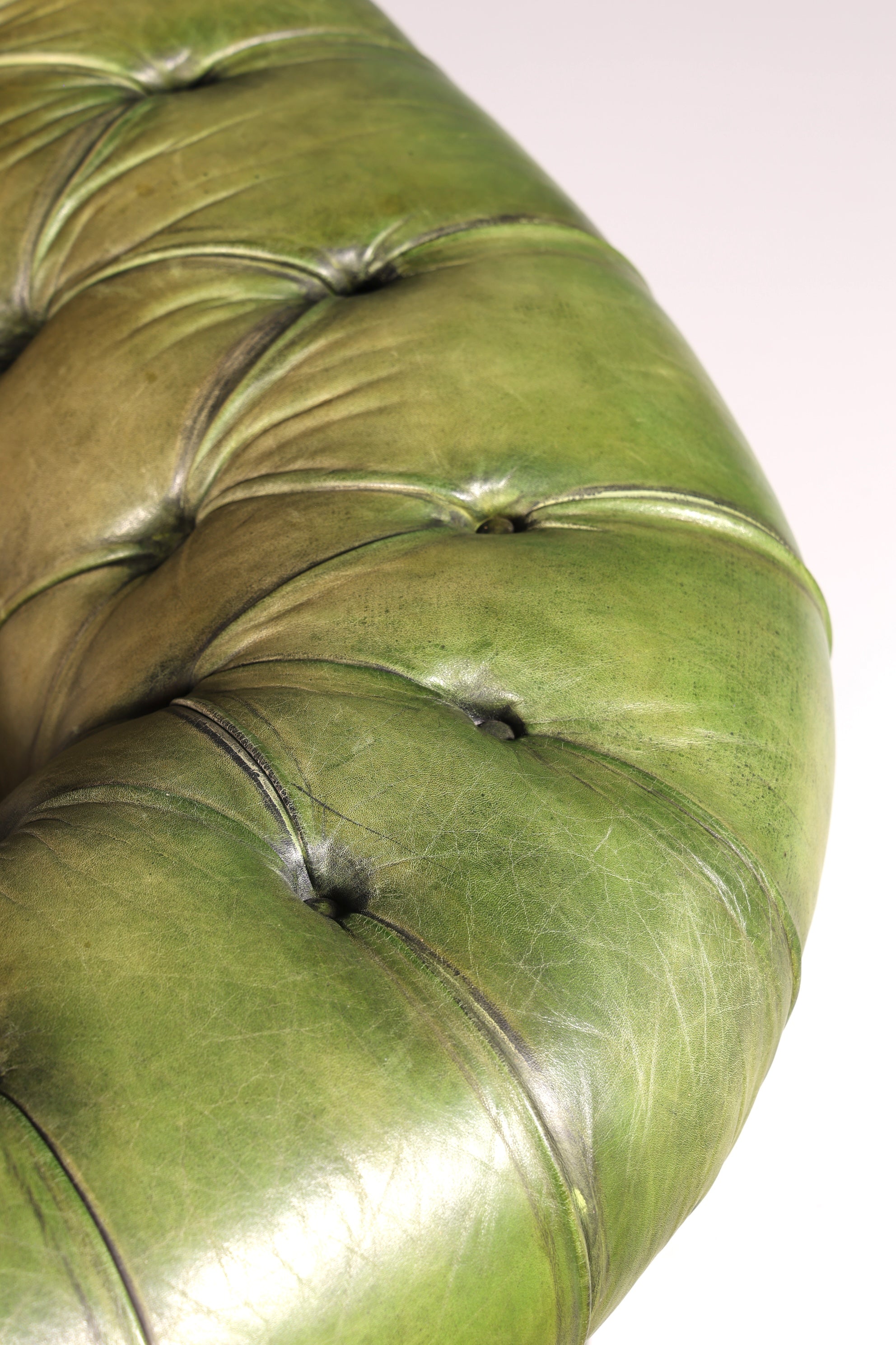 Beautiful original Chesterfield 2-seater sofa, English green, genuine leather, 2-seater couch