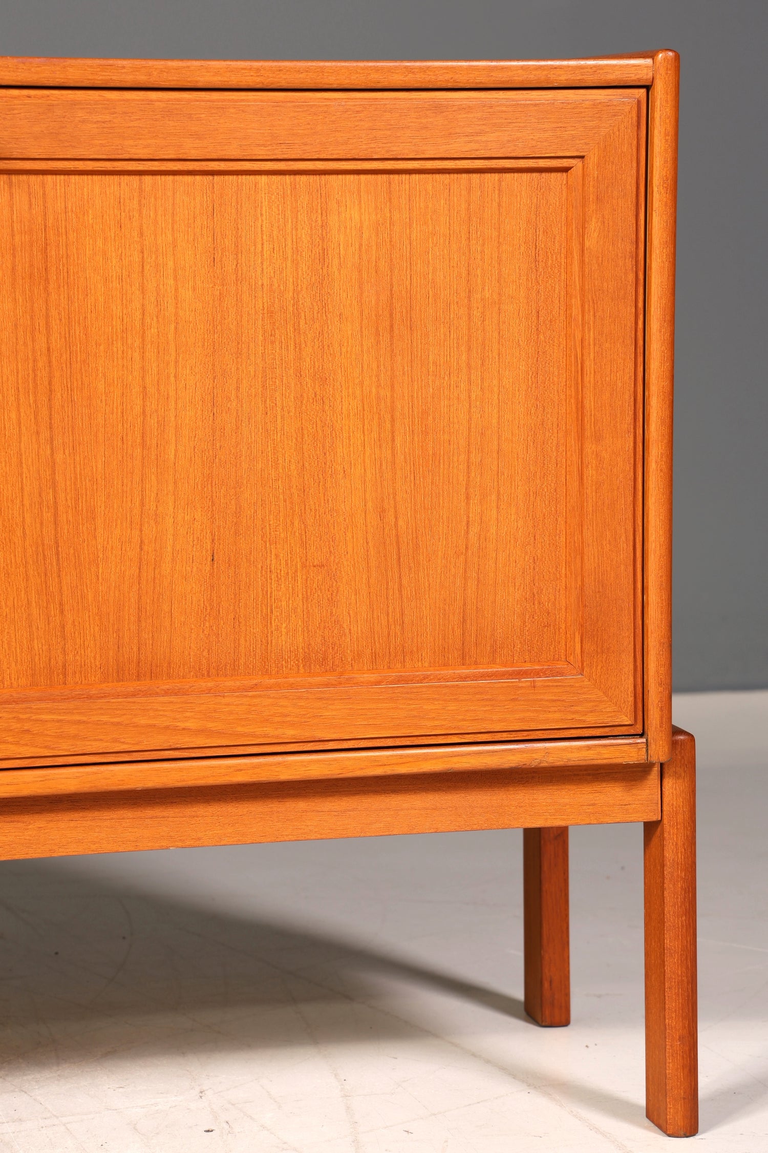 Schlichtes Mid Century Sideboard Vintage TV Kommode 60s Schrank Retro Teak Holz Longboard