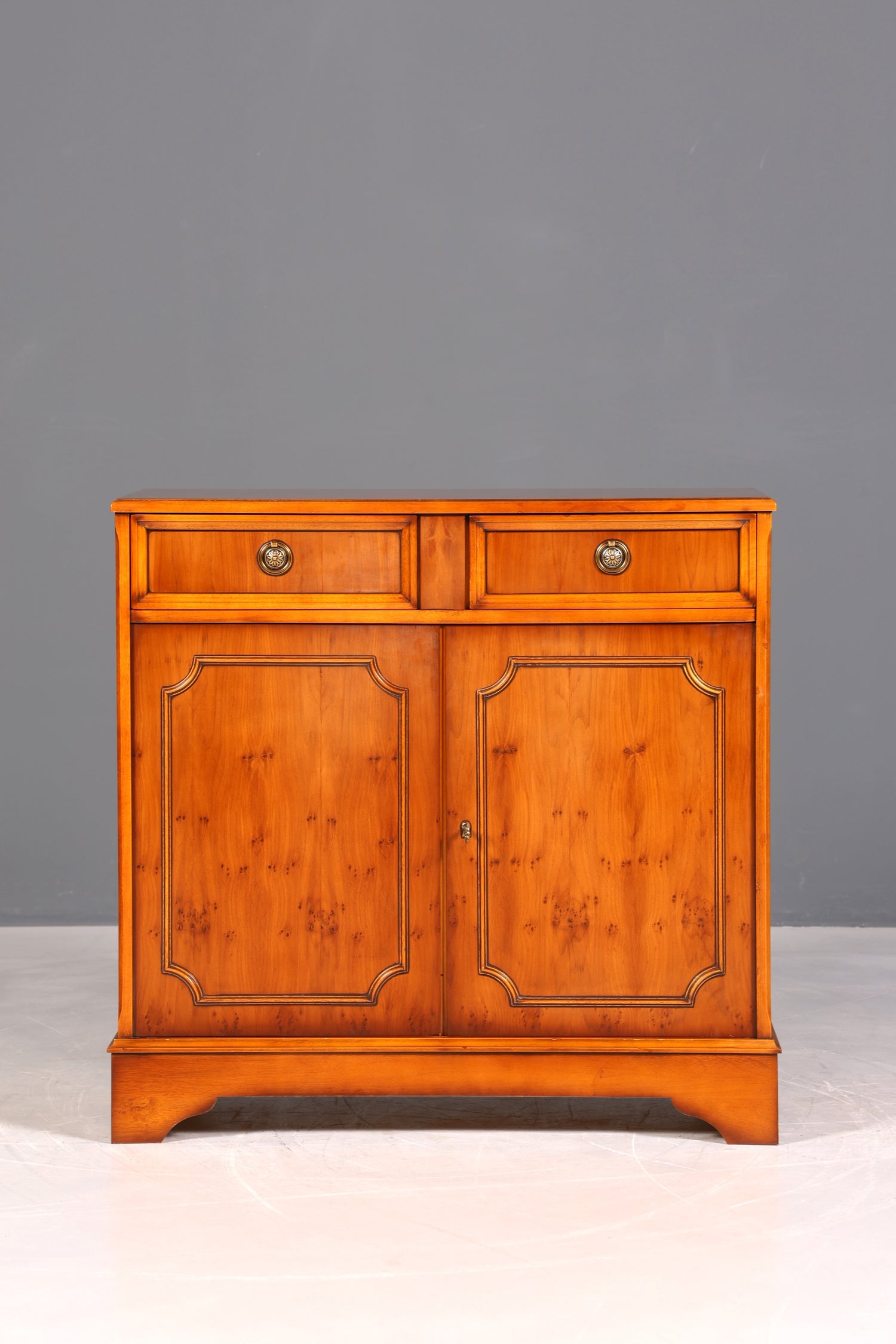 F944 Finish Traumhafter Original Heldense Schrank Englische Eibe Sideboard echt Holz Antik 60s