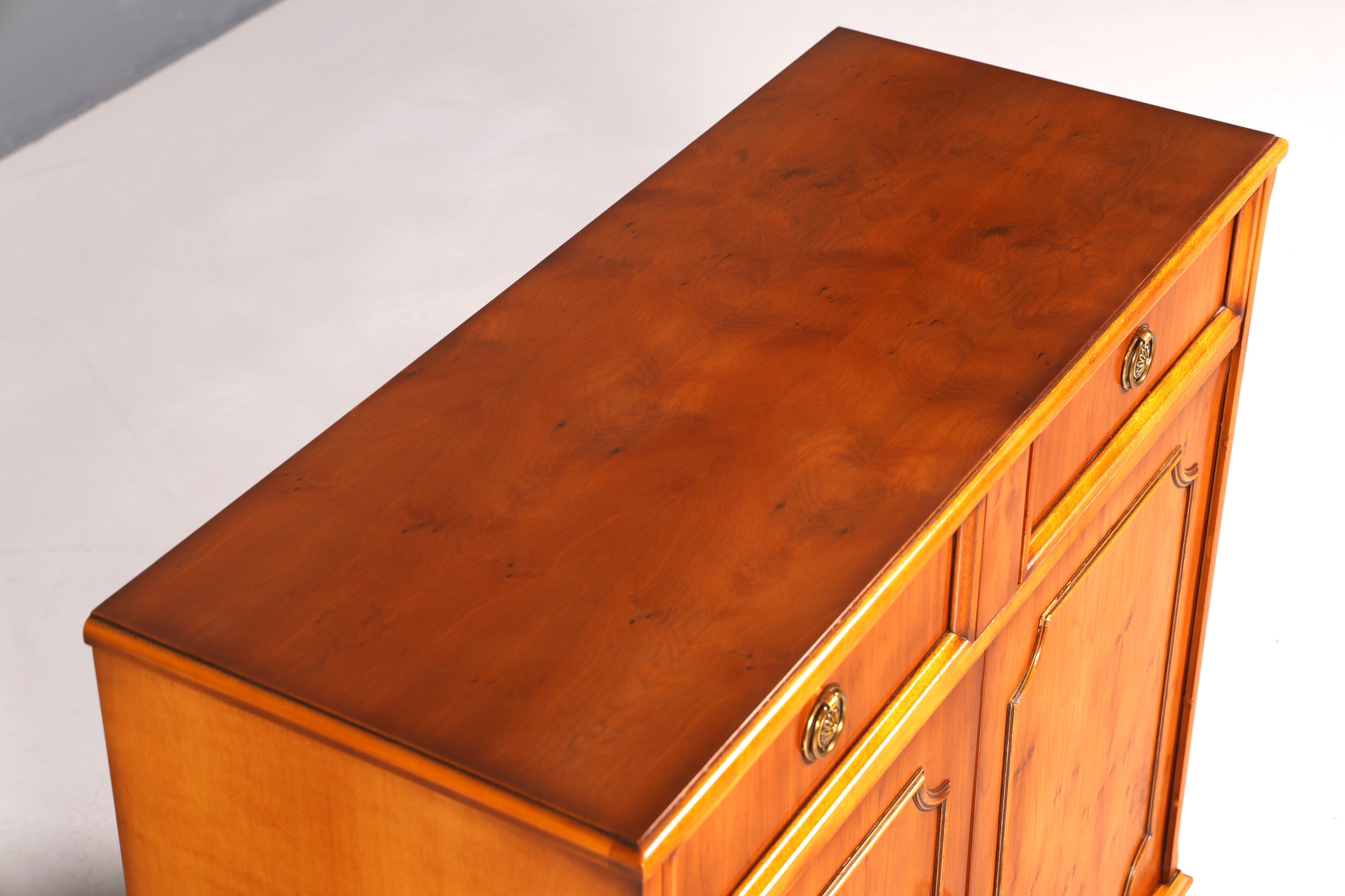 F944 Finish Traumhafter Original Heldense Schrank Englische Eibe Sideboard echt Holz Antik 60s