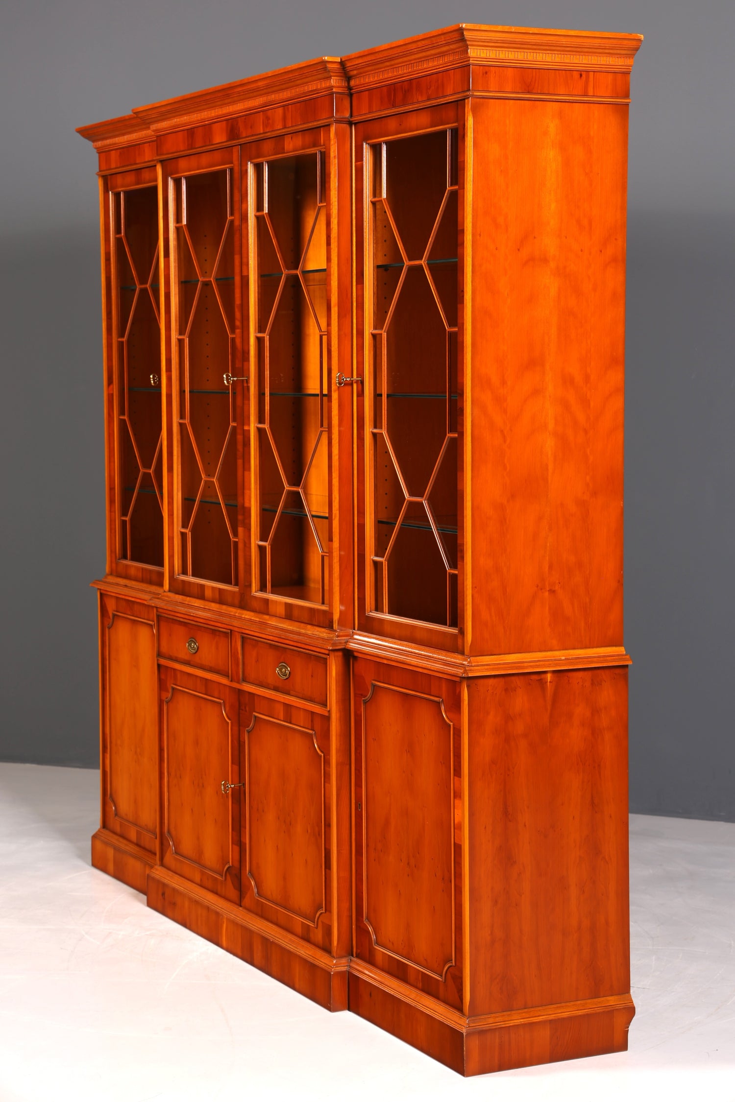 F947 Finish cm Wunderschöne Original Heldense Vitrine Englische Eibe Bücherschrank Buffet Antik Stil Glasvitrine