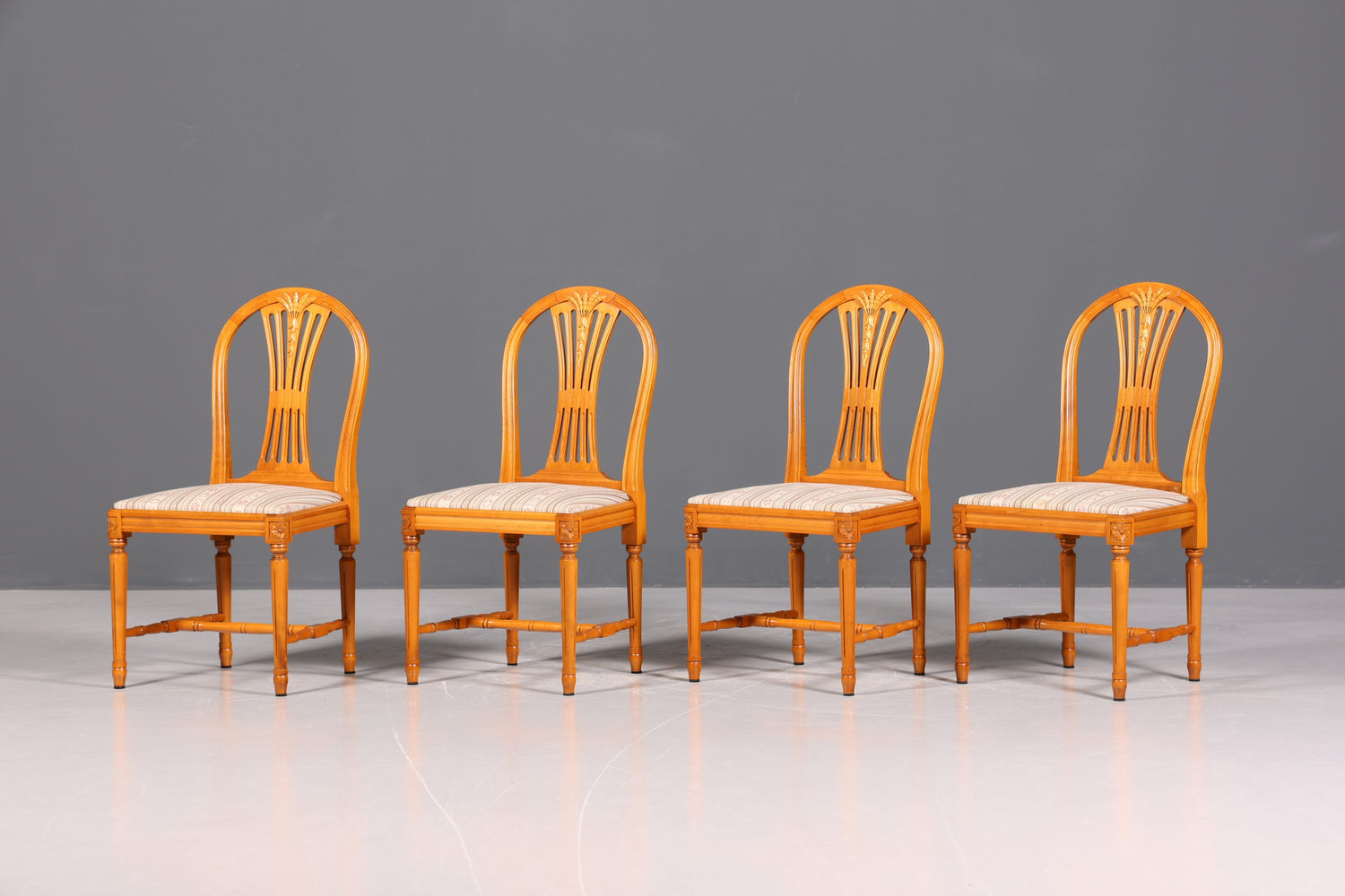 4x Dreamy chairs in Gustavian style English kitchen chairs antique style dining room chair set