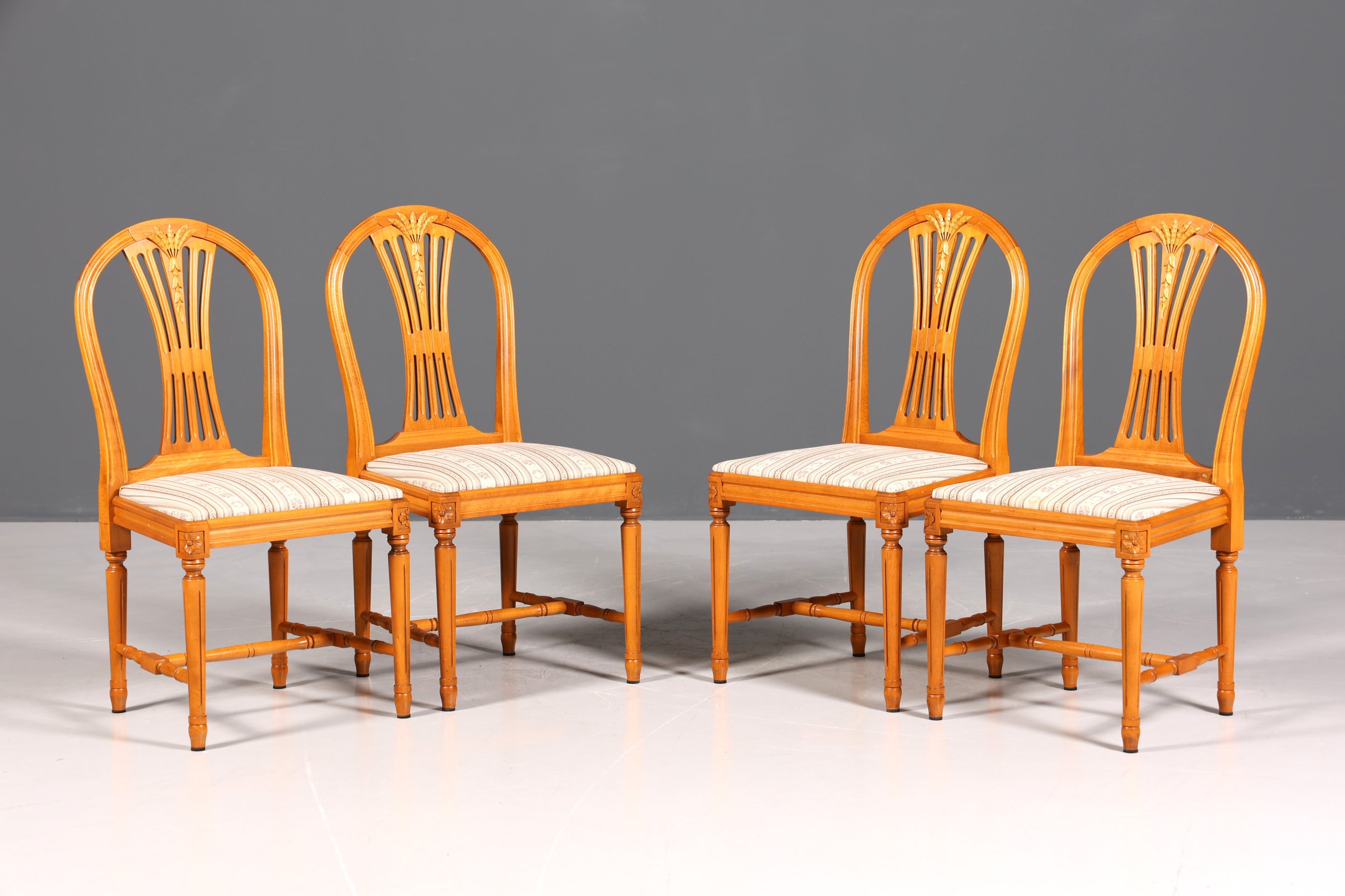 4x Dreamy chairs in Gustavian style English kitchen chairs antique style dining room chair set