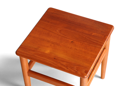 Hauptstadt Möblerei Mid-Century Beistelltisch aus Teakholz mit quadratischer Platte im dänischen Design