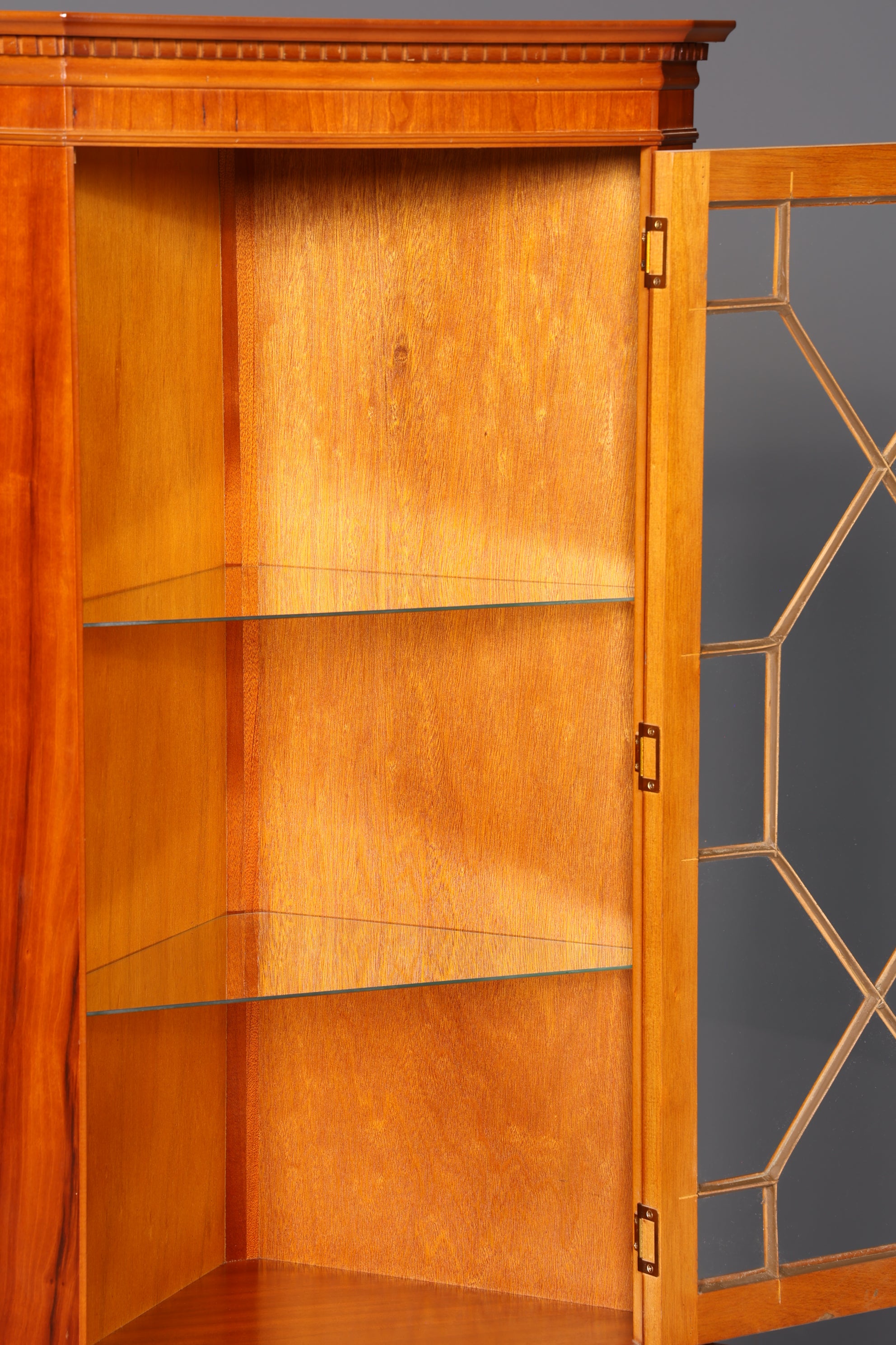 Wunderschöne Englische Eckvitrine 60er Eibe Schrank Eckschrank Glasvitrine Vitrine Vintage