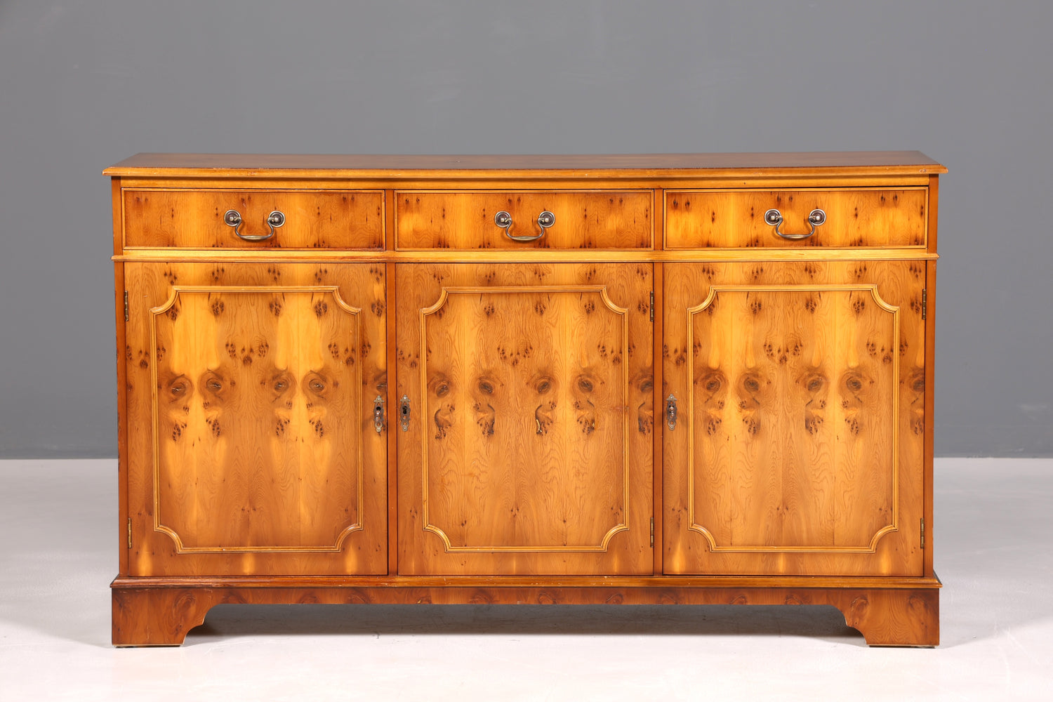 Beautiful English sideboard cabinet antique 60s buffet cabinet chest of drawers
