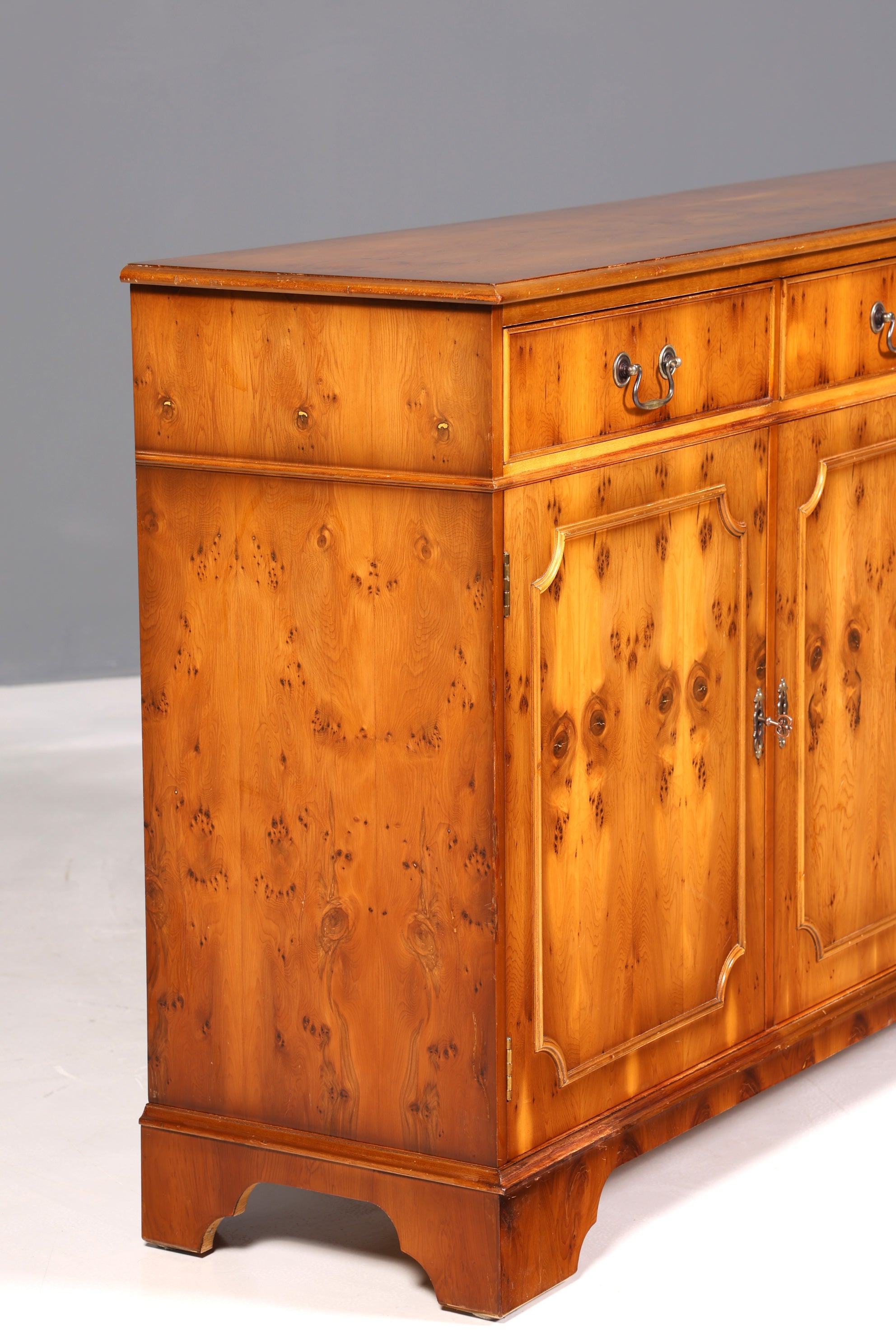 Beautiful English sideboard cabinet antique 60s buffet cabinet chest of drawers