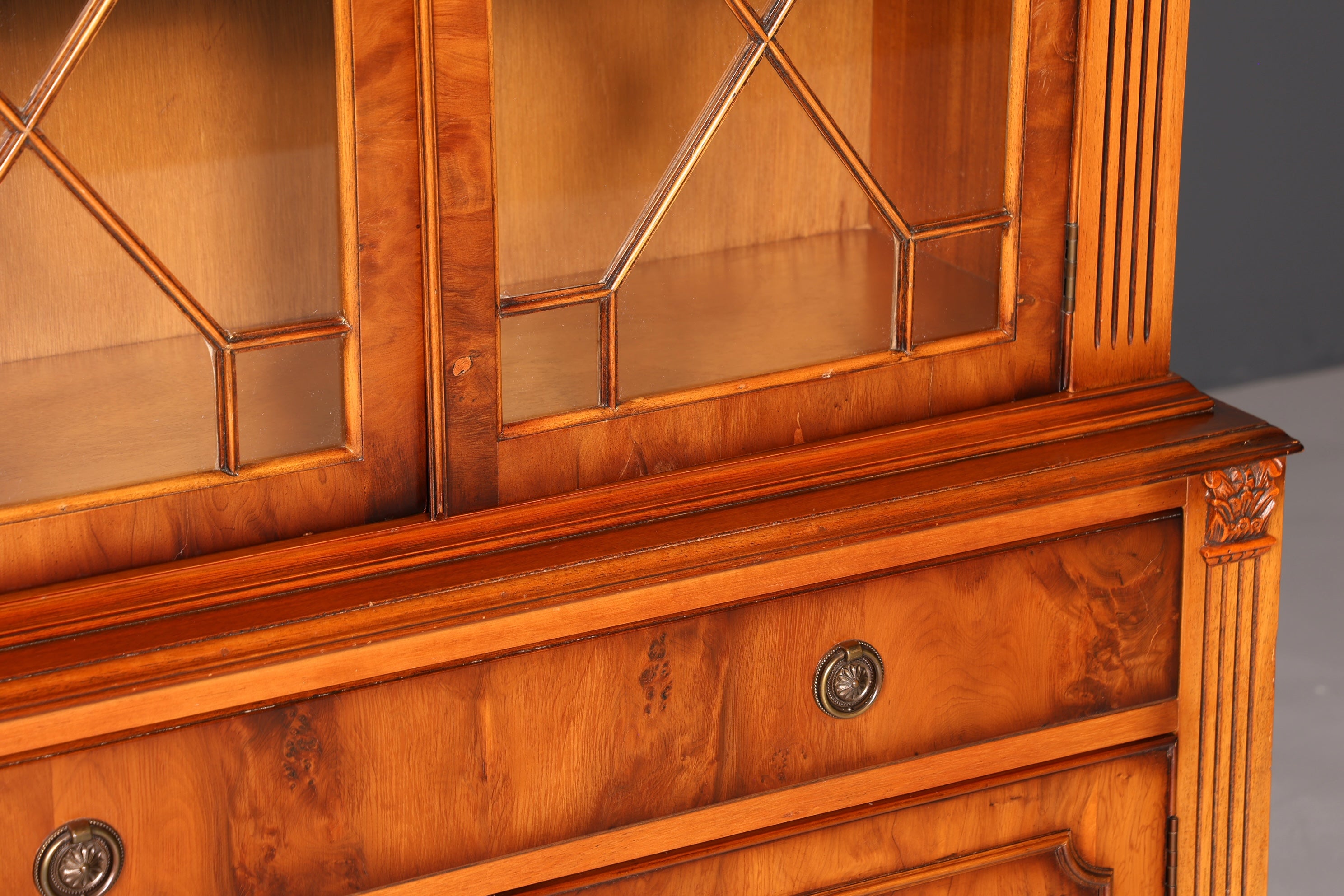 F995 Finish cm, Wunderschöne Englische Vitrine Bücherschrank Buffet Antik Stil Englisch Eibe Glasvitrine Bibliothek