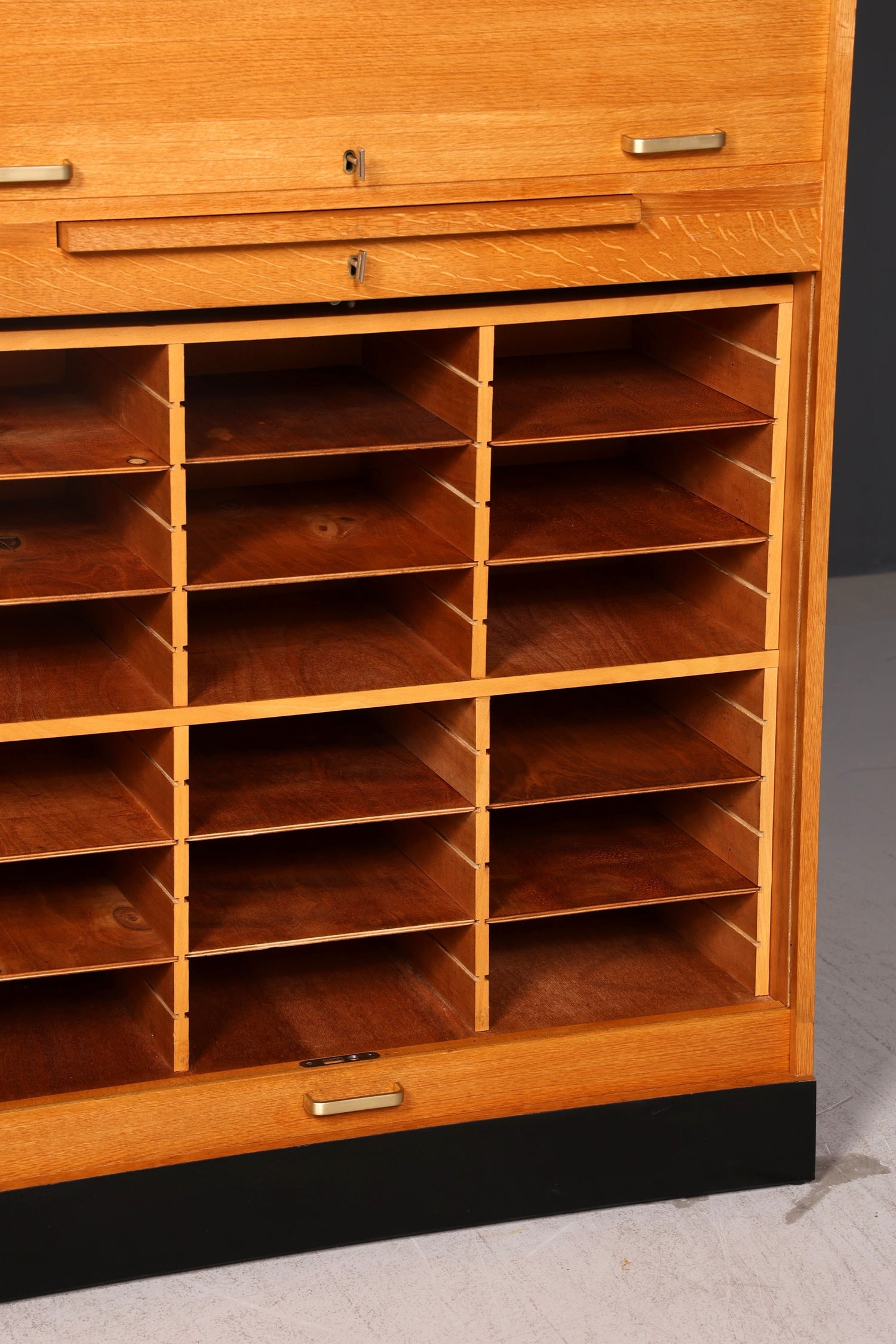 Stilvoller Mid Century Rollladenschrank Bauhaus Apothekerschrank Art Deco Büro Aktenschrank