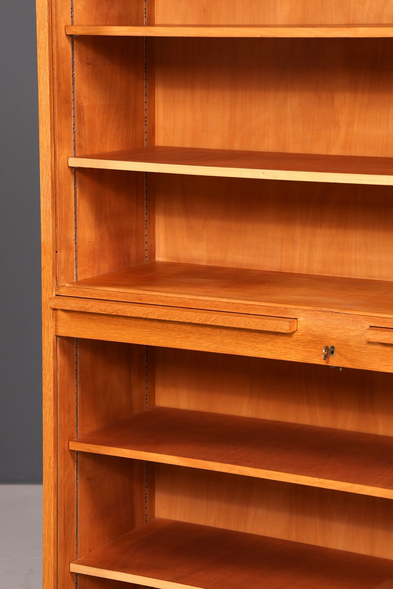 Stilvoller Mid Century Rollladenschrank Bauhaus Apothekerschrank Art Deco Büro Aktenschrank