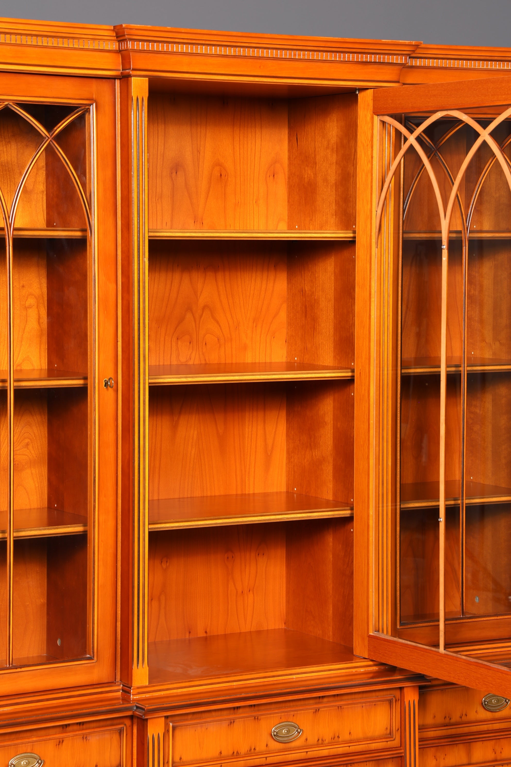 Beeindruckender Englischer Bücherschrank Eibe Vitrine Bibliothek Bücherregal Glasvitrine Buffet Vintage