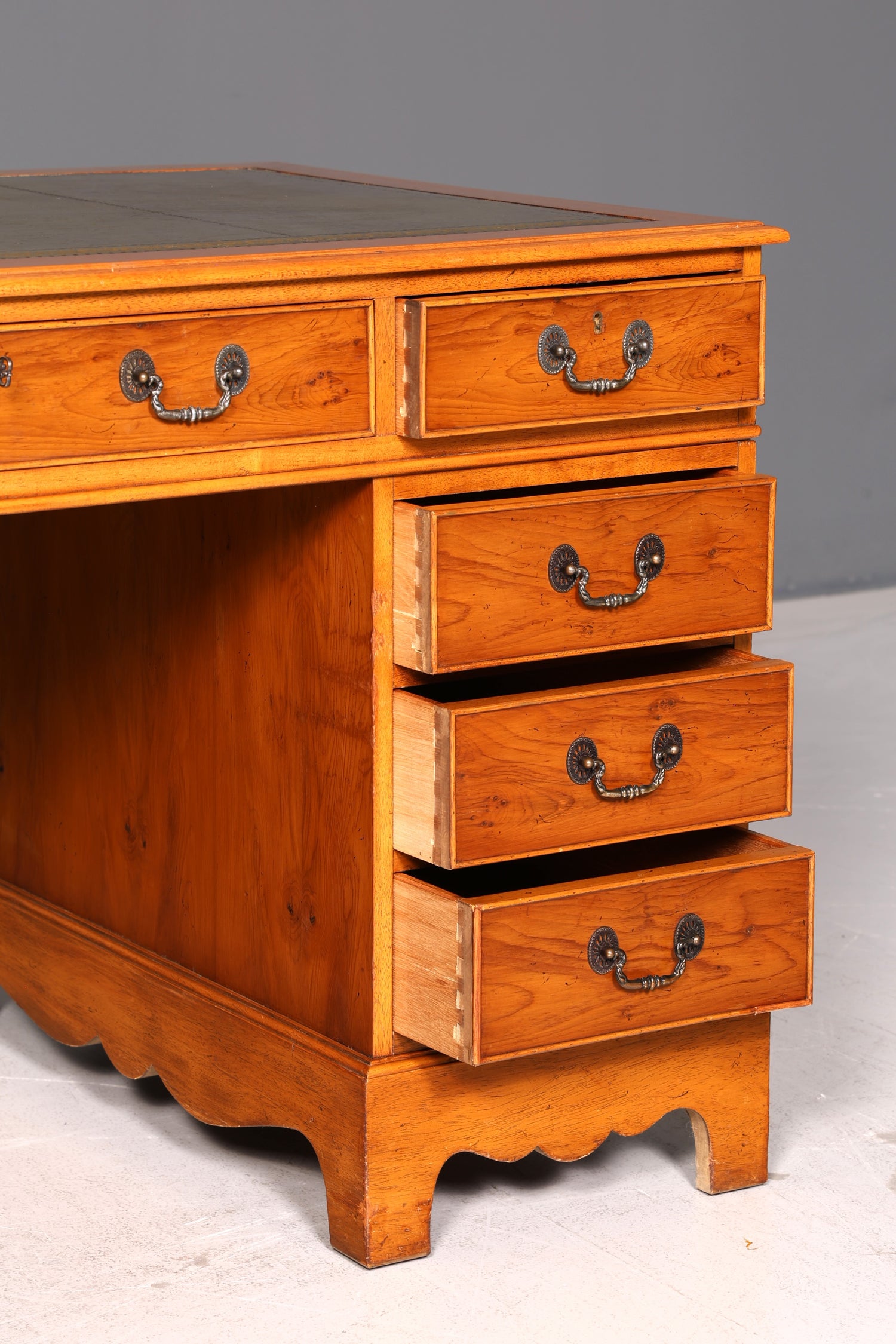 Wunderschöner Englischer Schreibtisch Eibe Echt Lederauflage Antik Stil Bürotisch Desk Office Schreibtisch Vintage