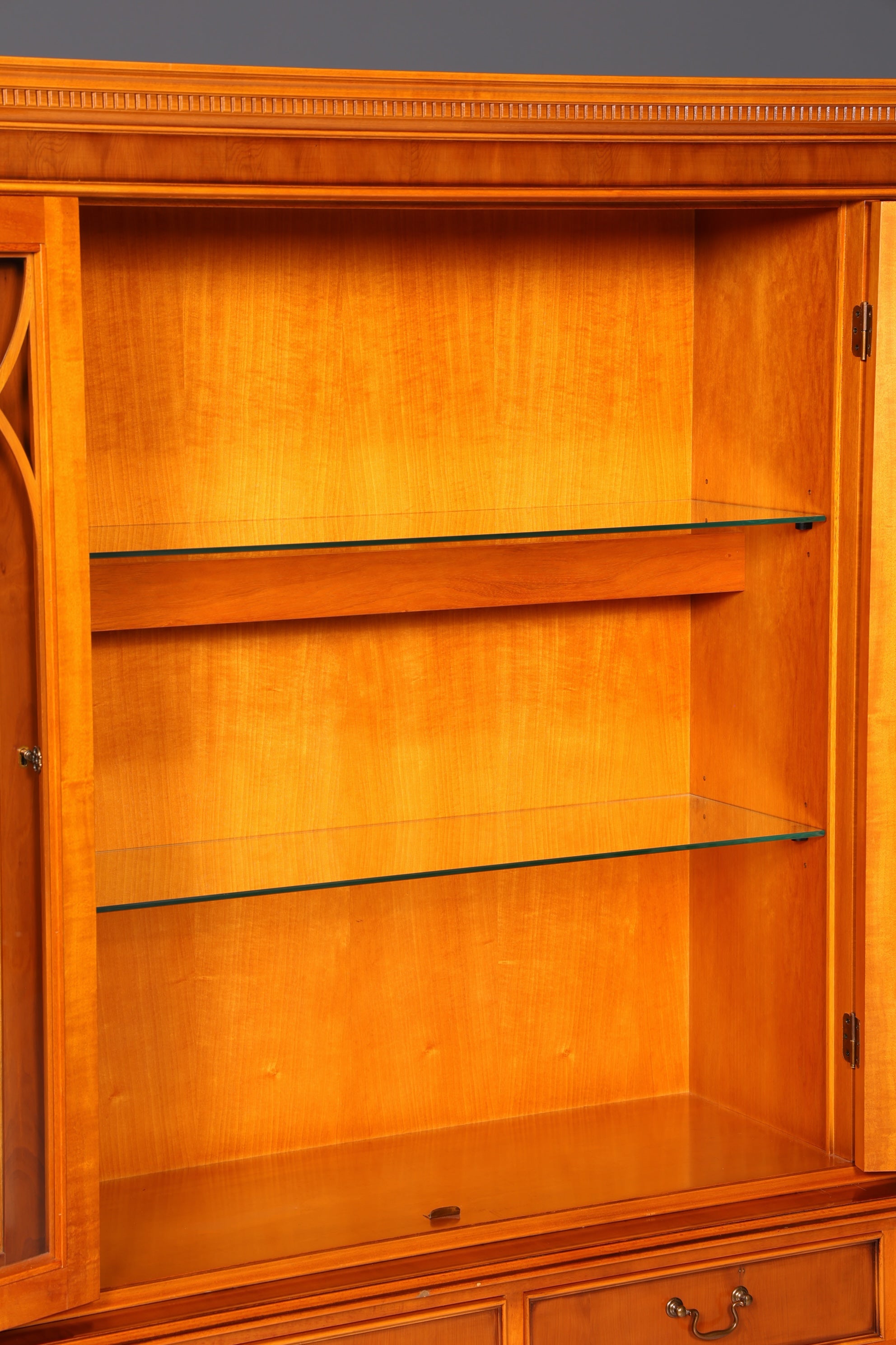 Englische Vitrine Eibe – Bild 10