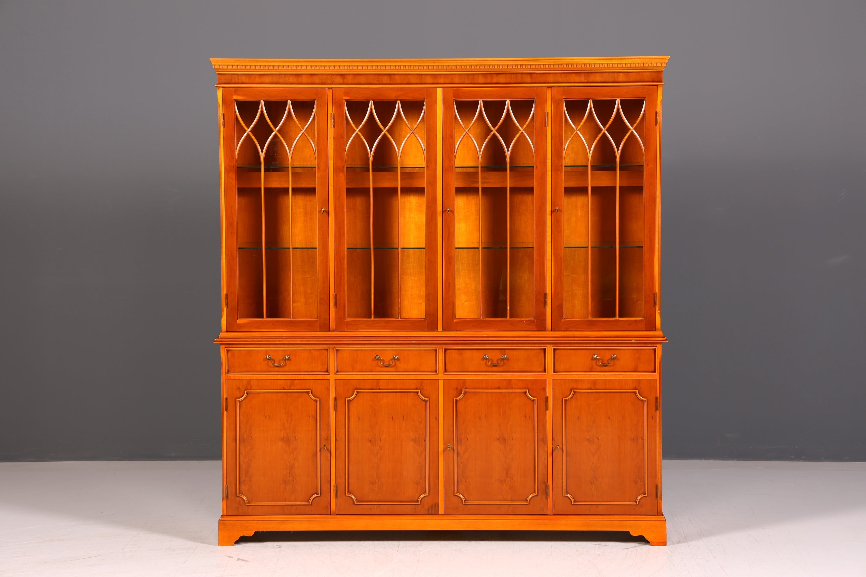 Englische Vitrine Eibe – Bild 4