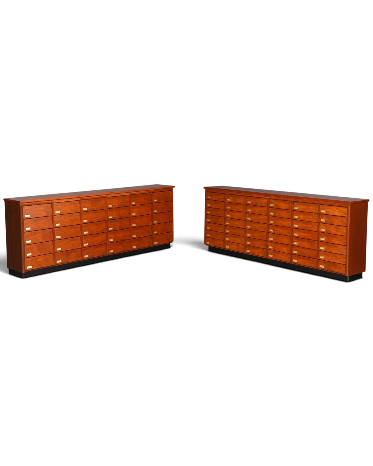 Hauptstadt Möblerei XXL Mid Century Apothekerschrank aus Holz mit 49 Schubladen im Bauhaus Stil