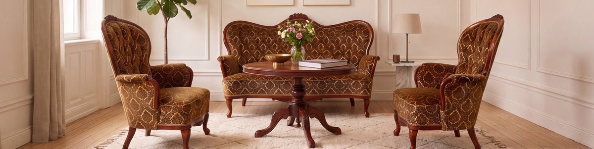 Louis Philippe Sofa, Sessel und runder Tisch aus Nussbaum im Salon