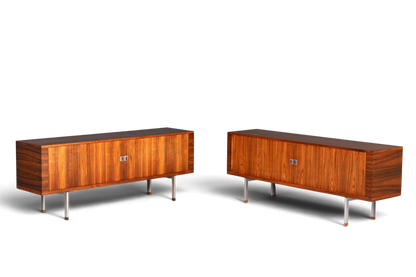 Beeindruckendes Original Hans J. Wegner für RY Møbler Modell RY 25 Sideboard Palisander Holz TV Kommode Vintage Schiebetür Schrank 2 von 2