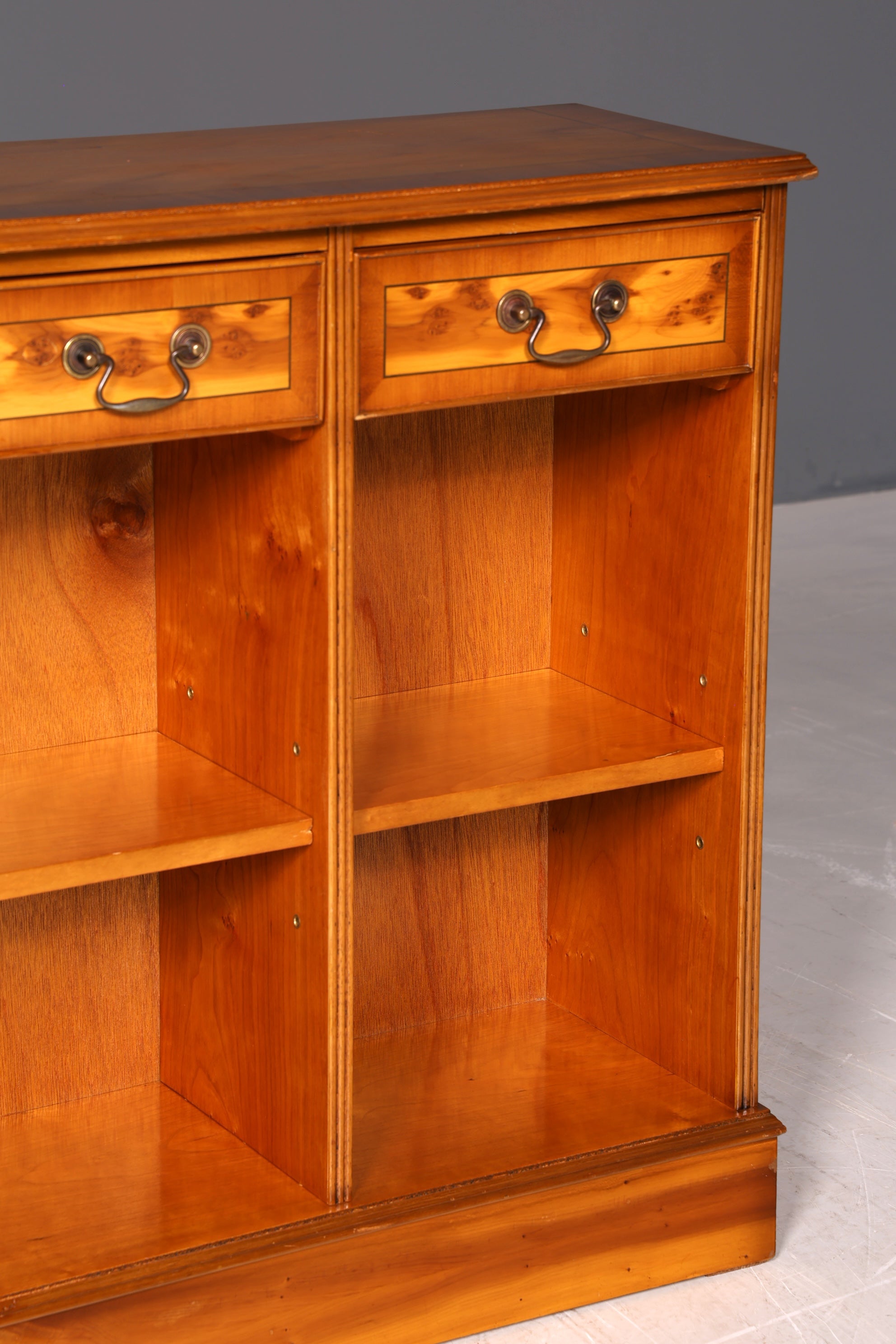 Wunderschönes Englisches Bücherregal Eibe Antik Regal Bookshelf Sideboard Buchablage 60s