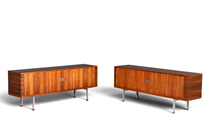Beeindruckendes Original Hans J. Wegner für RY Møbler Modell RY 25 Sideboard Palisander Holz TV Kommode Vintage Schiebetür Schrank 1 von 2