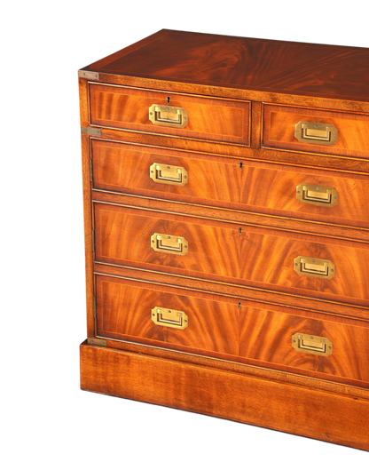 Hauptstadt Möblerei englisches Military Chest Sideboard aus massivem Holz mit Messingbeschlägen und schöner Maserung