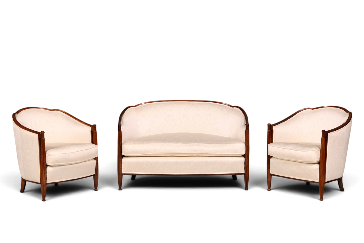 Hauptstadt Möblerei Art Deco Sitzgruppe mit zwei Sesseln und Sofa, heller Stoffbezug und geschnitzter Holzrahmen