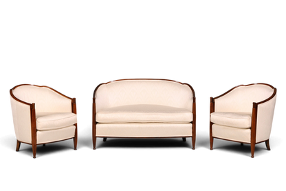 Hauptstadt Möblerei Art Deco Sitzgruppe mit zwei Sesseln und Sofa, heller Stoffbezug und geschnitzter Holzrahmen