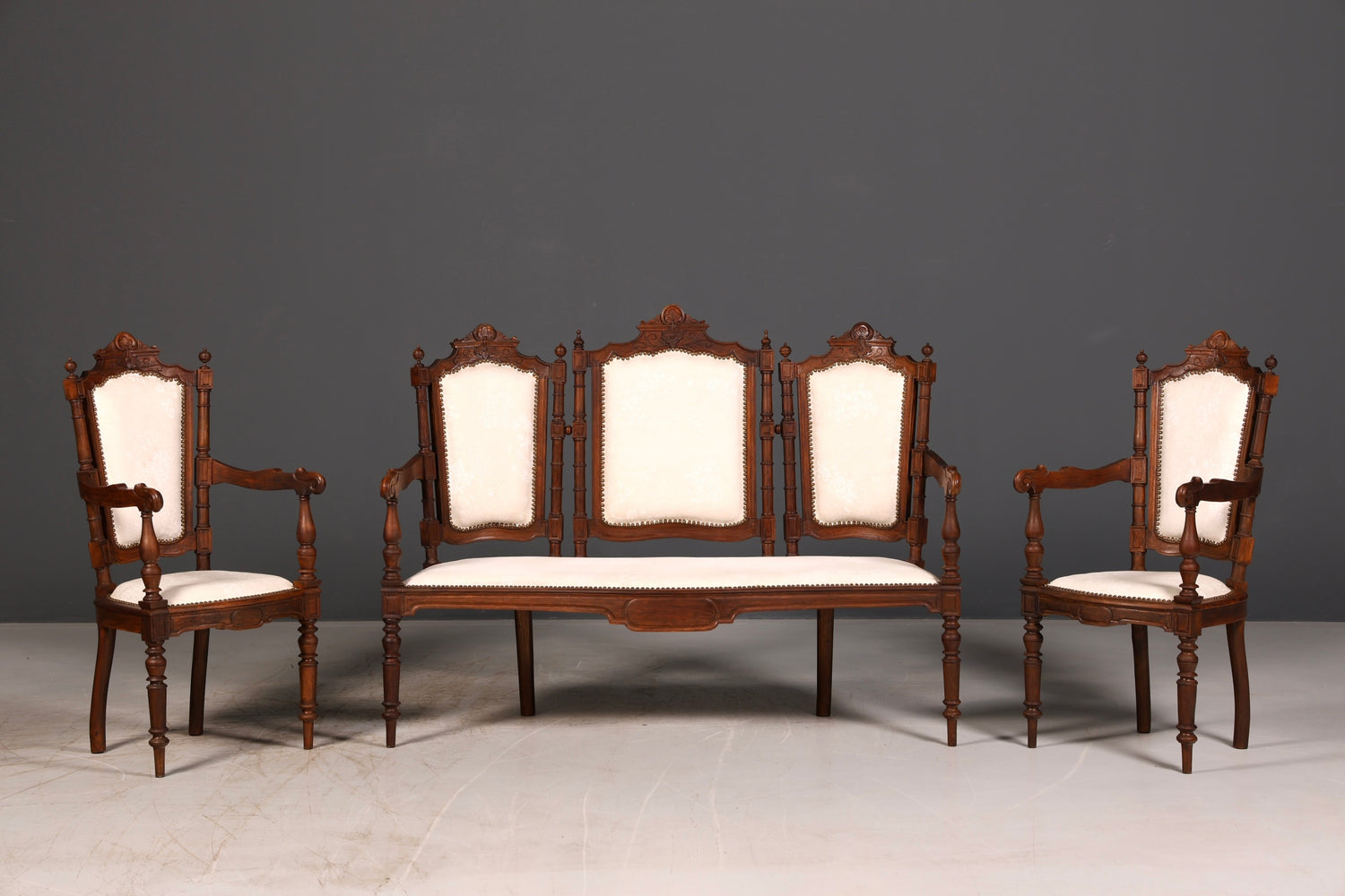 Elegante zitbank in neorenaissancestijl, antieke bank uit de Gründerzeit, sofa, gestoffeerde bank, salonbank, zitbank