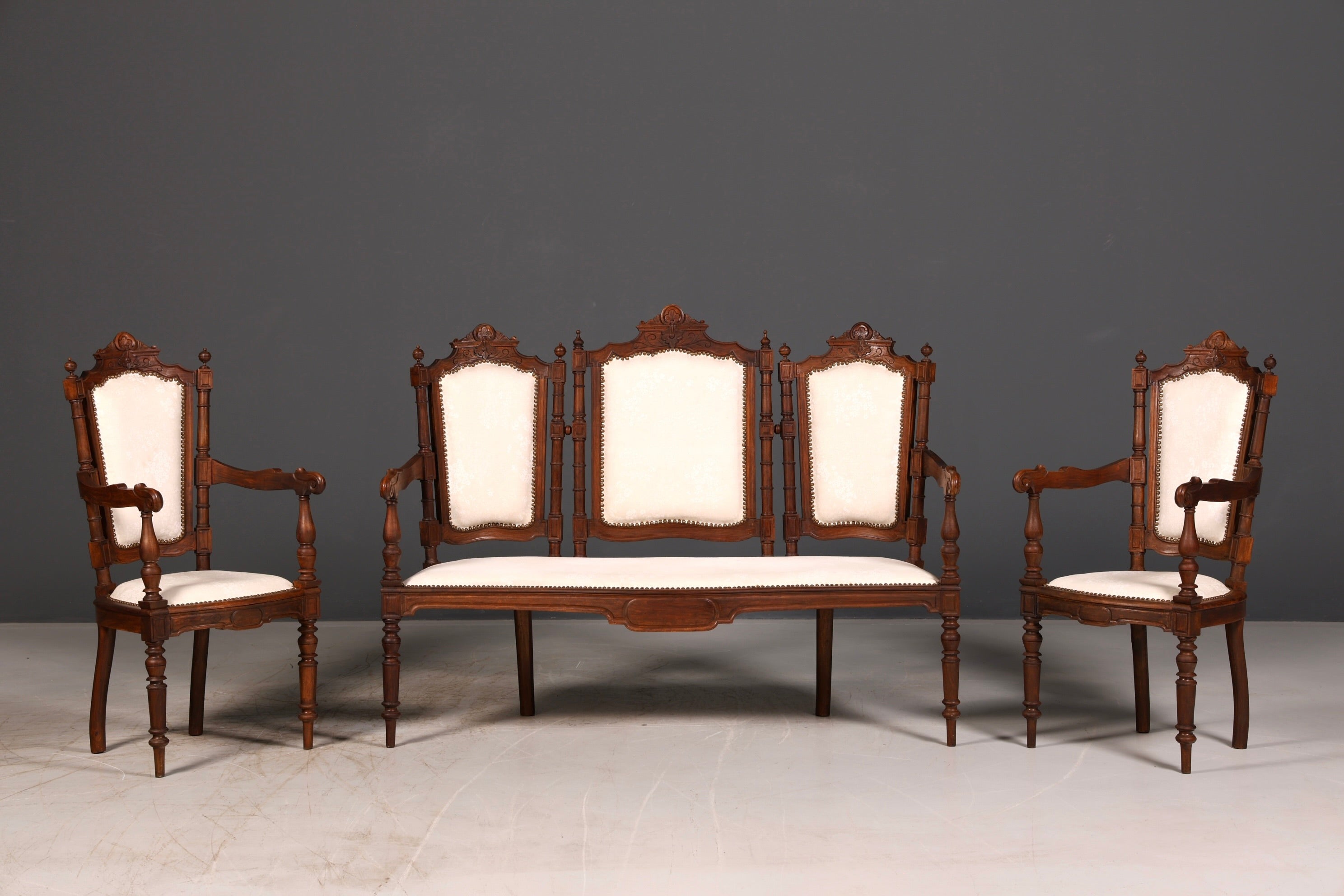 Elegante zitbank in neorenaissancestijl, antieke bank uit de Gründerzeit, sofa, gestoffeerde bank, salonbank, zitbank