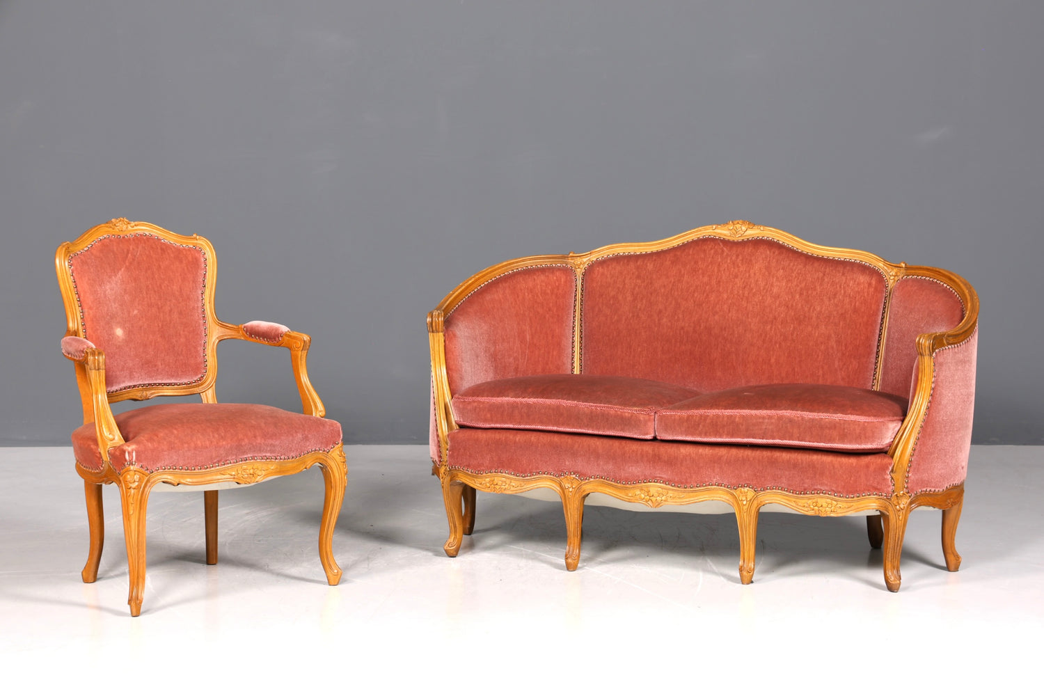 Beautiful Chippendale sofa, Baroque style couch, velvet fabric, 2-seater chaise longue