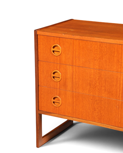 Hauptstadt Möblerei Mid Century Kommode aus Teakholz mit drei Schubladen und markanten runden Griffen im Danish Design