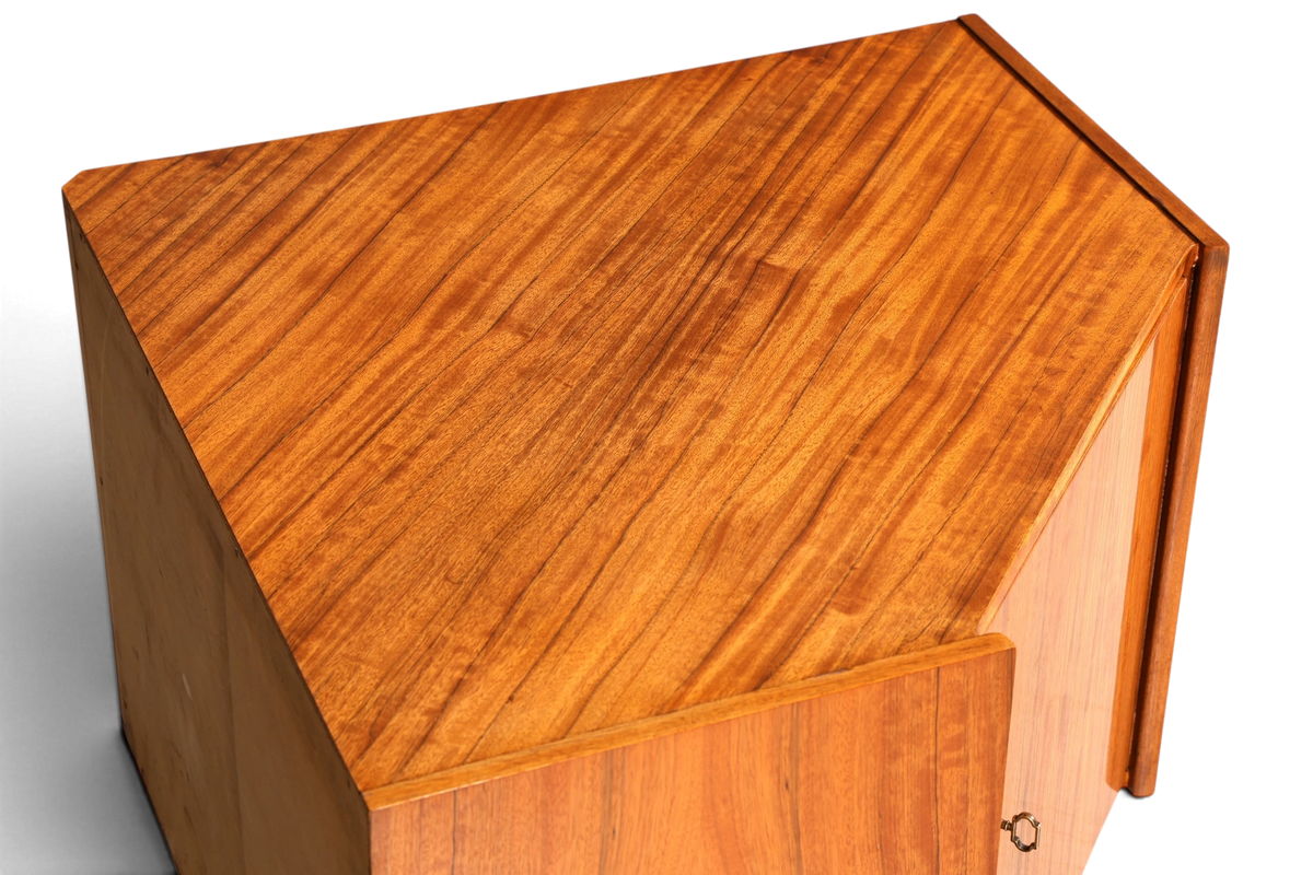 Hauptstadt Möblerei Mid Century Eckkommode aus echtem Holz mit warmer Maserung in Vintage Optik