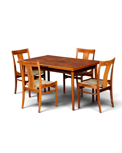 Hauptstadt Möblerei Mid Century Esstisch aus Echtholz mit vier passenden Stühlen im dänischen Vintage Design