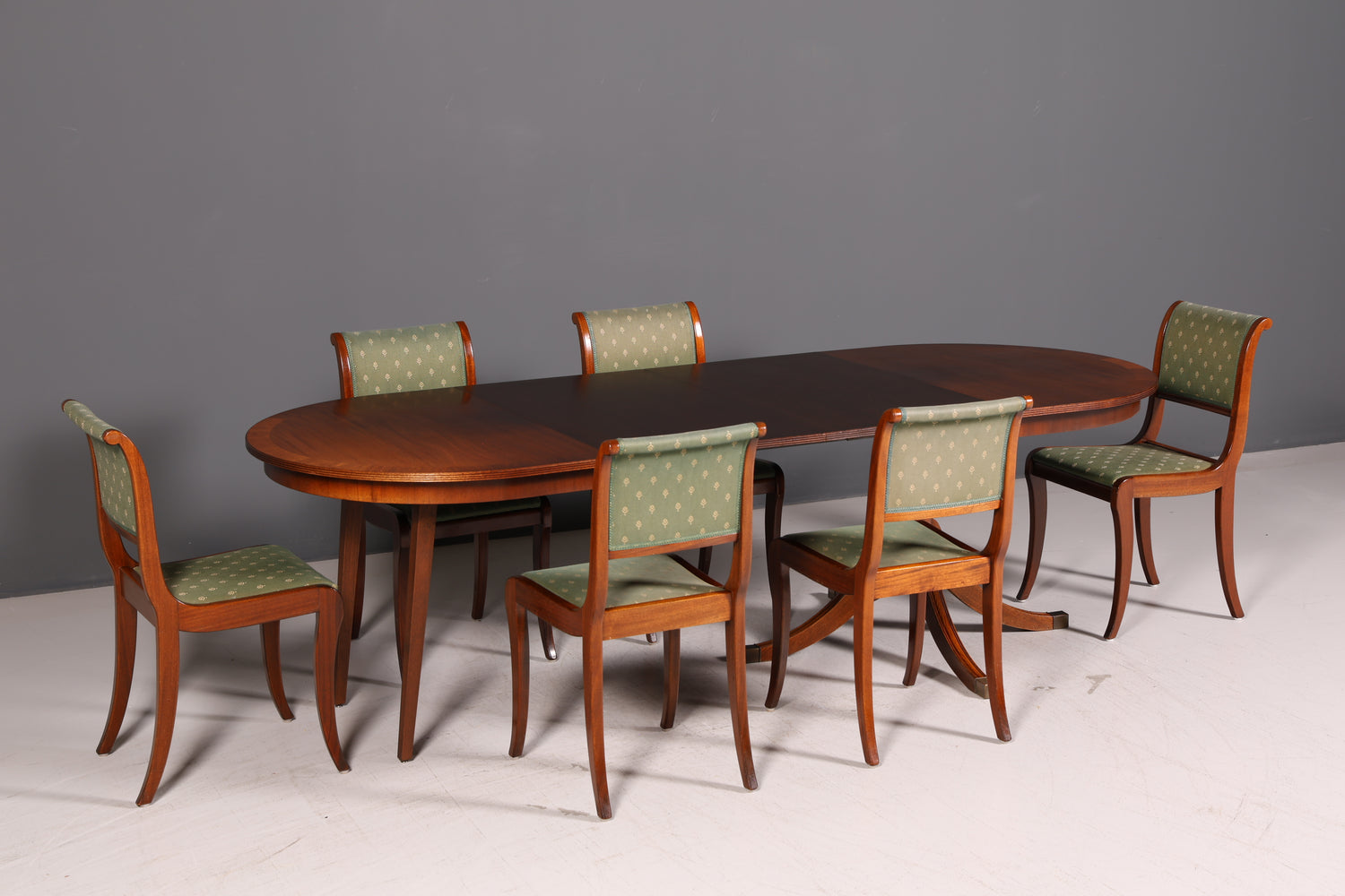 Beautiful English extendable dining table antique style 60s kitchen table mahogany