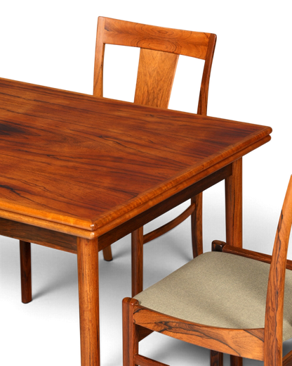 Hauptstadt Möblerei Mid-Century Esstisch aus Echtholz mit markanter Maserung und passenden Stühlen im Vintage-Design